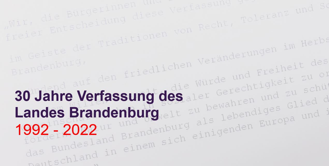 Schriftzug 30 Jahre Verfassungsgericht des Landes Brandenburg 1992 - 2022 auf halbtransparentem Text